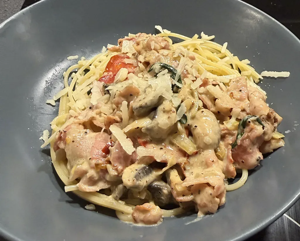 Spicy carbonara with basil, Parmesan and salami