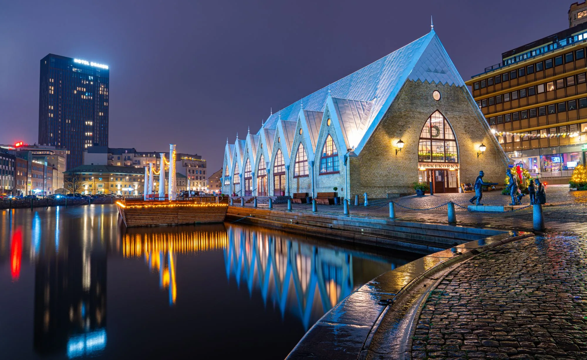 Feskekôrka fish market at night