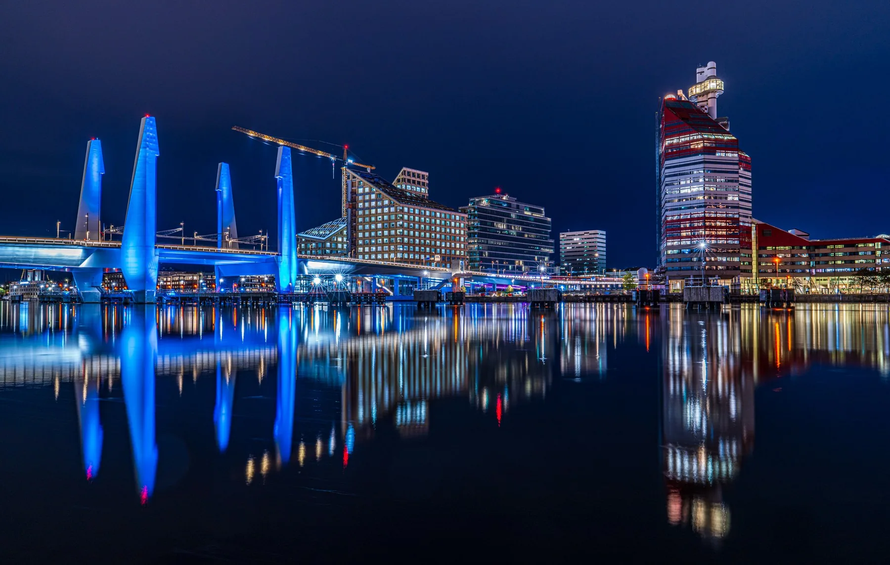 Hisingsbron and Lilla Bommen reflected in the river